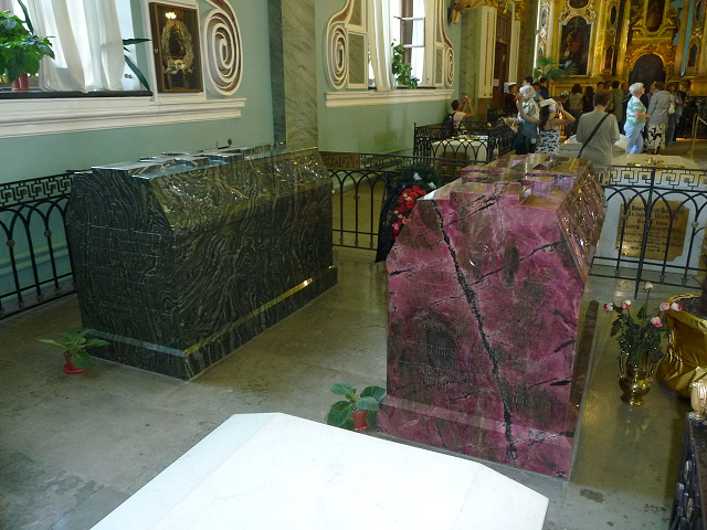 À gauche tombeau d'Alexandre II de Russie en jaspe vert de l'Altaï- à droite le tombeau de l'impératrice Maximilienne Wilhelmine Marie de Hesse-Darmstadt en rhodonite rose de l'Oural - Les cercueils sont déposés sous les tombeaux